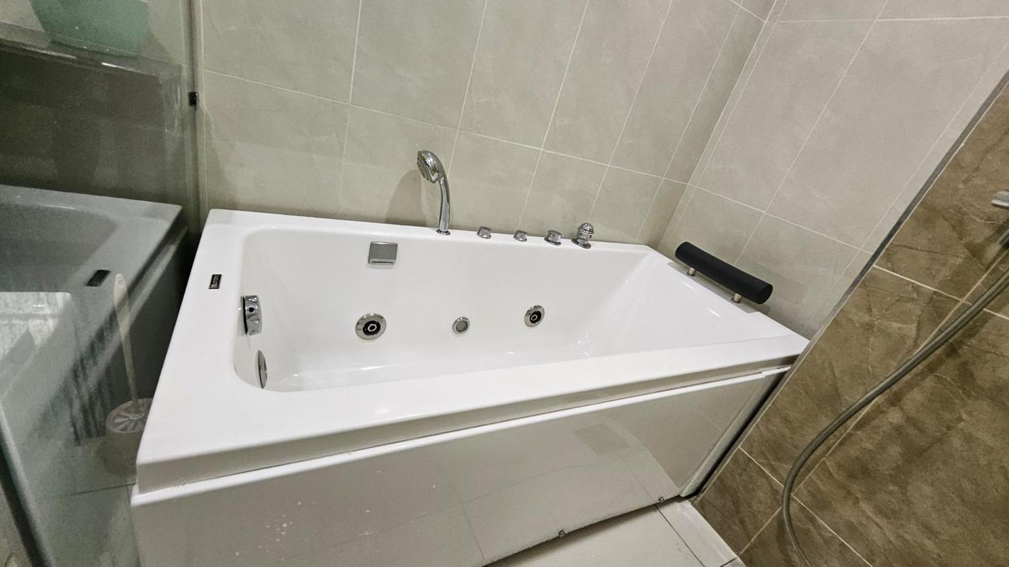 Paragon Suites Studios With Private Jacuzzi Near Ciq Rts Johor Bahru Exterior foto